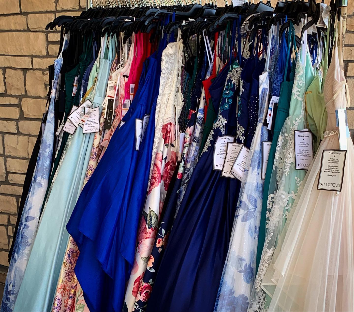 A Denver store gives away free dresses to those in need for homecoming  dances - 98.5 KYGO